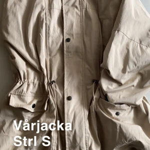 Vårjacka  - Vårjacka som är använd 1 gång. Och då för att prova 