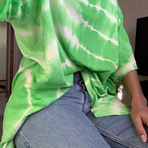 Batikmönstrad topp - XS men är extremt oversize 