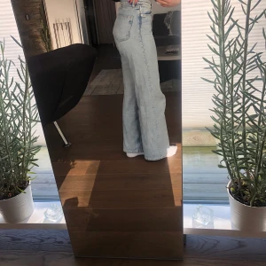 Ljustvättade jeans  - Ljusa jeans från Monki i st 25, sitter perfekt på benen. Är 173 och dom är perfekt längd. Skulle säga att dom passar 26/27 ockås Säljs inte längre, är i mycket bra skick och andvänt enbart fåtal gånger. 