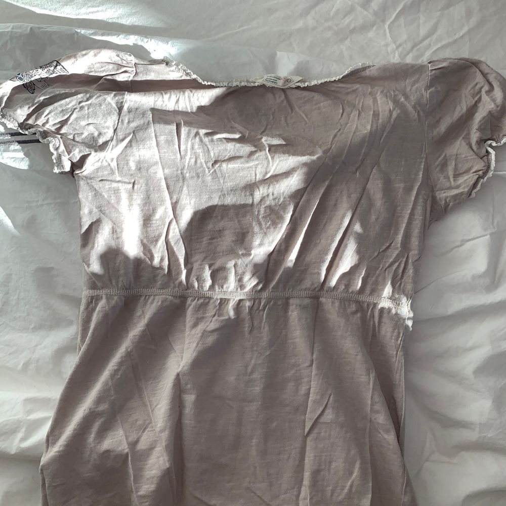 Söt ljusgrå/beige tröja från odd Molly. Storlek 1 vilket motsvarar S. Inga lösa sömmar, hål. Nyskick! . T-shirts.