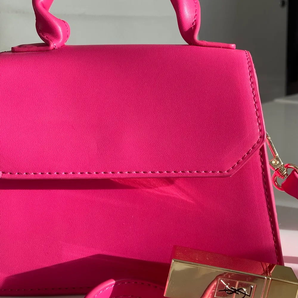 Bestämt mig för att sälja min nästan alldeles nya rosa väska från Gina. Nypris ligger på 279, men finns inte tillgänglig i affär längre då den blev slutsåld väldigt fort. Säljer den för 150kr! Mycket fin nu till sommaren!!🌸 Axelband tillkommer även!. Väskor.