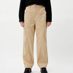 Säljer ett par beige jeans från weekday. Modellen ”Gwyneth Trousers i strl 38. Buda i kommentarerna eller privat. Köparen står för frakt. Startbud 150kr