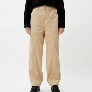 Jeans från weekday - Säljer ett par beige jeans från weekday. Modellen ”Gwyneth Trousers i strl 38. Buda i kommentarerna eller privat. Köparen står för frakt. Startbud 150kr