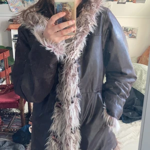 Jacka - Supercool jacka, aldrig använd! Jackan har tre innerfickor och luva. Köpt på second hand för 350 :)