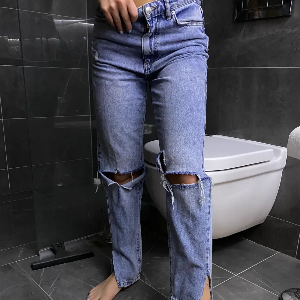 Vintage jeans med egen gjort slit!! Storlek 34 men skulle säg att de passar små 36:or oxå !! Super fräscha till sommaren!! Kund står för frakt . Jeans & Byxor.
