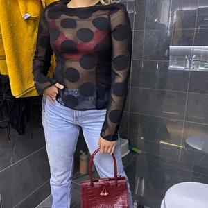 Blus - Jätte söt och unik blus från H&M som inte säljs längre!! Passar mig som har S utmärkt:) om många är intresserade så sker budgivning i kommentarerna!! Kund står för frakt 