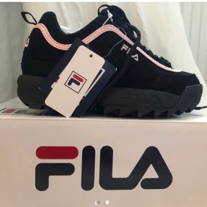 Fila Disruptor Size 32 - Fila skor barn storlek 32  nya med tags.Fila disruptor. Svarta med rosa detaljer. Oanvända i box. Köpta 2019.