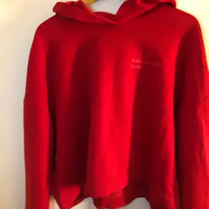 Röd fin hoodie i storlek XL för en oversized look. Dock så är den kort i modellen så den stora storleken märks bara på brädden och längden i armarna vilket jag älskar! Superfint skick, och super gossigt material