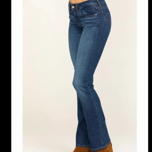 Levis 715 Bootcutjeans  - Säljer mörkblåa låga bootcut jeansen från Levis. (Kolla tredje bilden för färg).  De är i bra och fint skick. Denhär modellen e slutsålda typ överallt. Jättefina men har tyvärr inte kommit till användning för mig💕