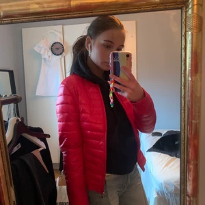 Röd tunn dunjacka - Röd tunn dunjacka från GUESS perfekt till vår och sommarkvällar, använd en gång storlek S