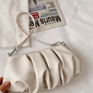 Väska  - Superfin beige/vit väska liten men ändå rymlig, helt oanvänd!!🤍🤍