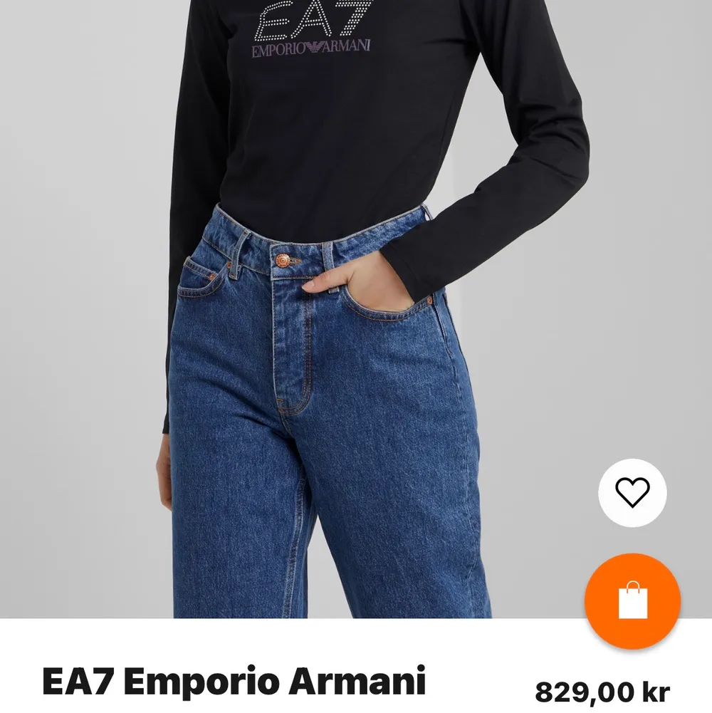 Säljer min Emporio Armani tröja nu från Zalando i storlek xs köpt för 829 kronor. Texten är as cool och skiftar mellan lilla och blå beroende på ljus. . Tröjor & Koftor.