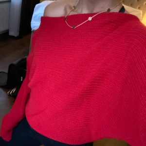 One shoulder - Aldrig använd! Fin röd färg, från NAKD