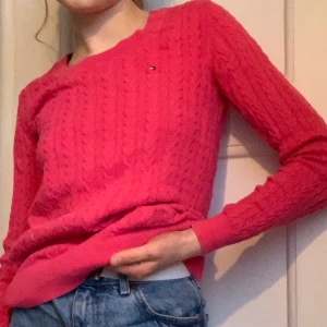 Tommy hilfiger sweater  - Jättefin klar-rosa Tommy hilfiger tröja med fläsmönster. Använd fåtal gånger, inga defekter. Köpare står för frakt men jag kan samfrakta om man vill köpa flera plagg från mig:)