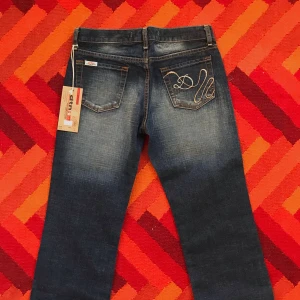 Y2K Bootcut Jeans - 🌏🌍FRAKT PÅ 66KR TILLKOMMER🌏🌍 Styliga jeans med sömn på bakfickan från märket DTN i bootcut och väldigt lågmidjade. I nyskick och enbart testade. Kan inte demonstrera på mig eftersom de är  för små på mig som är W25. Det står XXS/32 i dem så gissar det är detsamma som W24. Tveka inte på att skriva till mig om du undrar något eller vill pruta!
