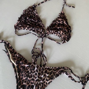 Leopard bikini  - Söt bikini endast är testad! Skulle säga att den passar en M men kanske större och mindre då den är stretchig och justerbar🤎 