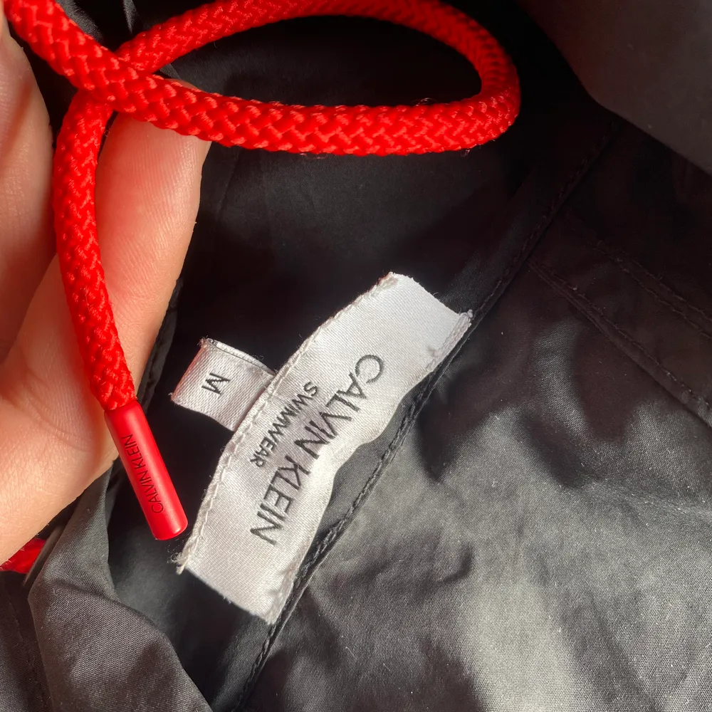 Calvin Klein swimwear jacka i nyskick i storlek M. Nypris är 1000kr och jag säljer för 550kr. Passar för både kille som tjej! 😊. Jackor.