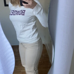 En vit tröja  - En vit collegetröja i storlek s