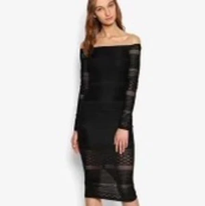 SVART KLÄNNING - Svart klänning lite längre än knäna. Aldrig använd med prislappen kvar. Storlek XS. Budgivning startar på 70 kr men du kan köpa direkt för 130!