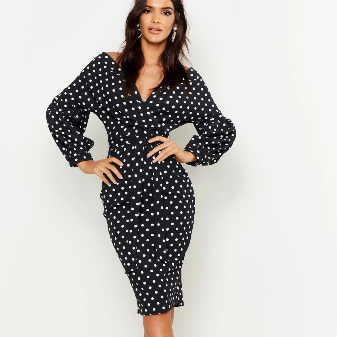 Off shoulder polka dot klänning