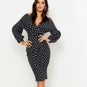 Off shoulder polka dot klänning - En off shoulder prickig klänning med knytning i midjan. Storlek 38. Endast använd en gång. Kan skicka fler bilder. ✨ Köparen står för frakt på 66kr.
