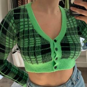 Topp från Bershka - Snygg croppad tröja från Bershka! Den är endast använd ett fåtal gånger och är mycket bra kvalitet. 100kr + frakt