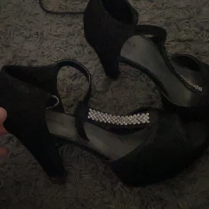 Klackar  - Superfina klackskor som är använda endast en gång. Ungefär 10cm klack och är i mockamaterial. Köpta förra året för 450kr. 60kr frakt tillkommer. Kan gå ner i pris vid snabb affär. Är strl 39 men passar även storlek 38