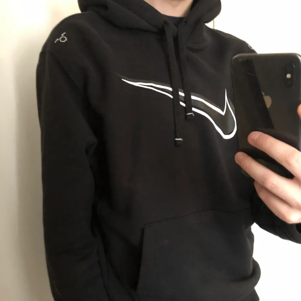 En väldigt fin Nike hoodie som knappt är använd.. Hoodies.