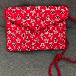 Väska - Söt liten väska( med axelband ) i bomull (blockprint); mörkröd o blå/vit mönster                                      23 x 17 cm - helt ny.                Färgen mörkare än på kortet.