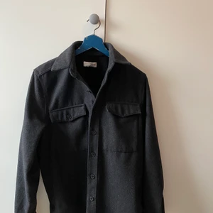 Mörkgrå overshirt - Mörkgrå overshirt. Kort rock. Storlek S. Nypris 699kr