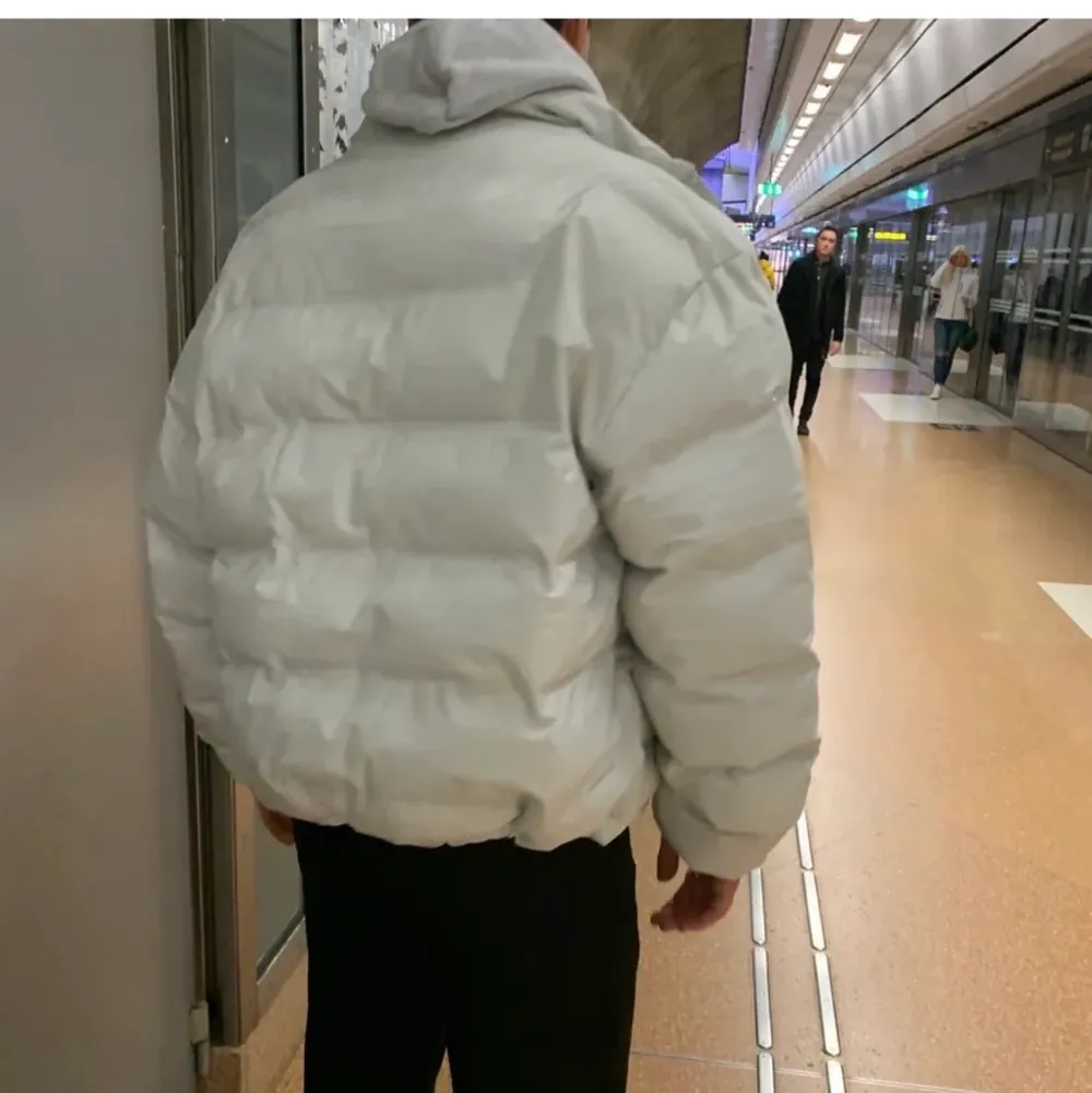 Säljer min snygga jacka från weekday nypris 1200kr knappt använd. Strl xl men sitter snyggt oversized på en medium typ. . Jackor.