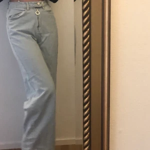 Jeans - Ljusa jeans i lösare modell med hög midja, XS