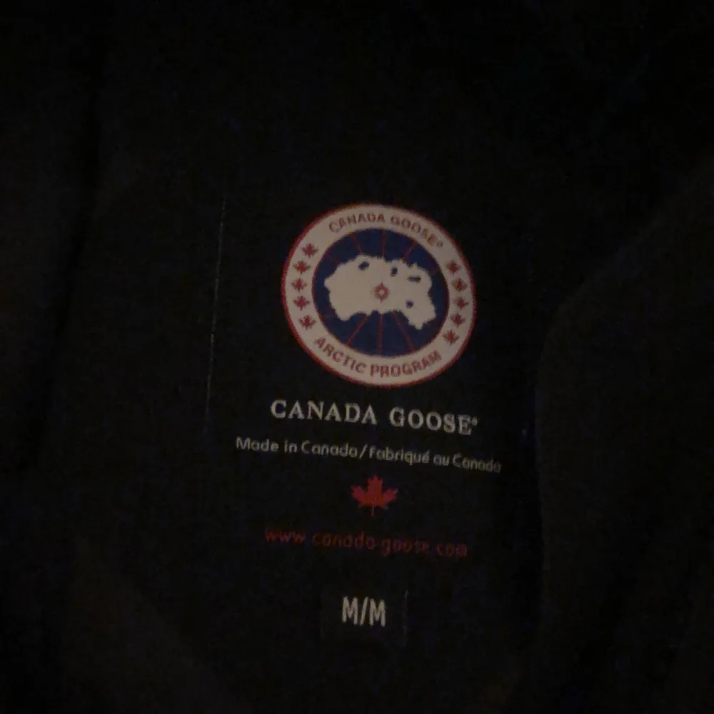 Like new. I want to sell or swap for a size                 S/XS because M is too big. canada goose trillium parka. Jackor.