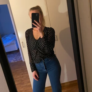 Blus NAKD strl 36 - Prickig lätt genomskinlig blus, använd två gånger, köpt för tre år sen 