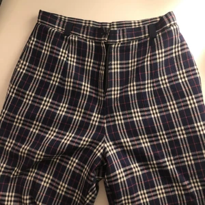 Vintage tygbyxor - Så fina tygbyxor med hällor köpta på en äkta vintagebutik i London för 400kr, korta i anklarna vilket ger en fin form. Älskar älskar älskar dessa men passar tyvärr ej mig längre! Den har inga lappar (pga vintage) men skulle uppskatta storleken till 34-36, skriv till mig om du vill ha måtten, fler bilder, eller har andra frågor! 💓💕