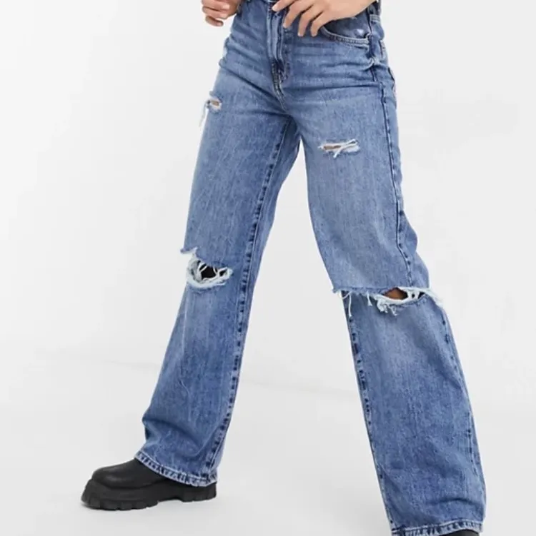 Bershka – Mellanblå 90-tals jeans med revor i storlek 32. Beställde dem från Asos. De sitter jättebra men e lite för långa jag e 155 cm.. Jeans & Byxor.