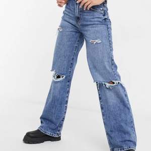 Bershka – Mellanblå 90-tals jeans med revor i storlek 32. Beställde dem från Asos. De sitter jättebra men e lite för långa jag e 155 cm.