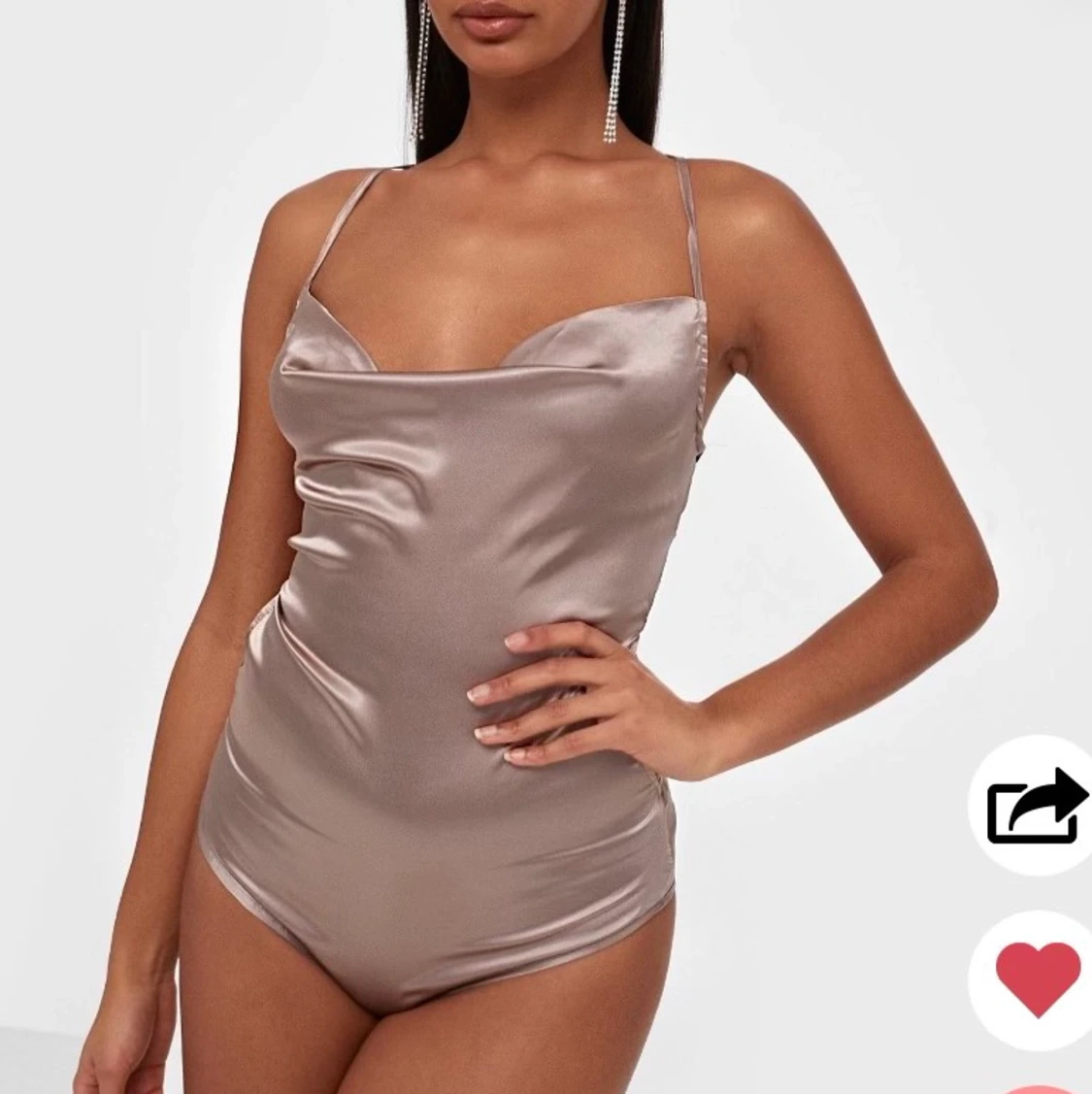 Satin body med snöre på ryggen