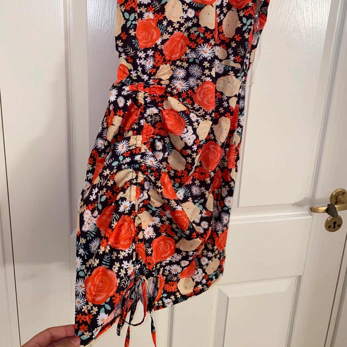 Blommig klänning med rynkad justering på sidan - 91