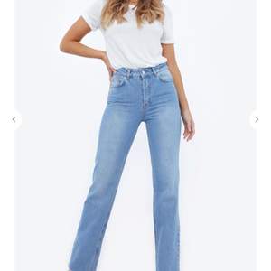 Säljer dessa helt oanvända jeans från chiquelle med prislapp kvar pga lite för små. Jeansen har en mycket finare blå färg irl och de sitter jätte bra annars. Storlek 34 men passar 36. Jag är 164 och de är lite långa på mig. Pris 250 med frakt
