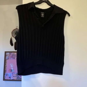 Svart väst  - Jätte fin svart väst, ny skick inga defekter och har aldrig använt den. 