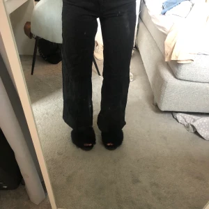 Zara jeans högmidjade  - Säljer dessa sjukt snygga jeansen ifrån zara, slutsålda överallt. Sitter snyggt på o är högmidjade. Jag själv sydde upp jeansen för dom va för långa för mig men sitter snyggt på nu, jag är 1,64. Köparen står för frakten💕