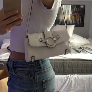 Vintage shoulder bag  - Intressekoll på min extremt fina vita vintage väska, felfri väska och i jättebra skick buda!