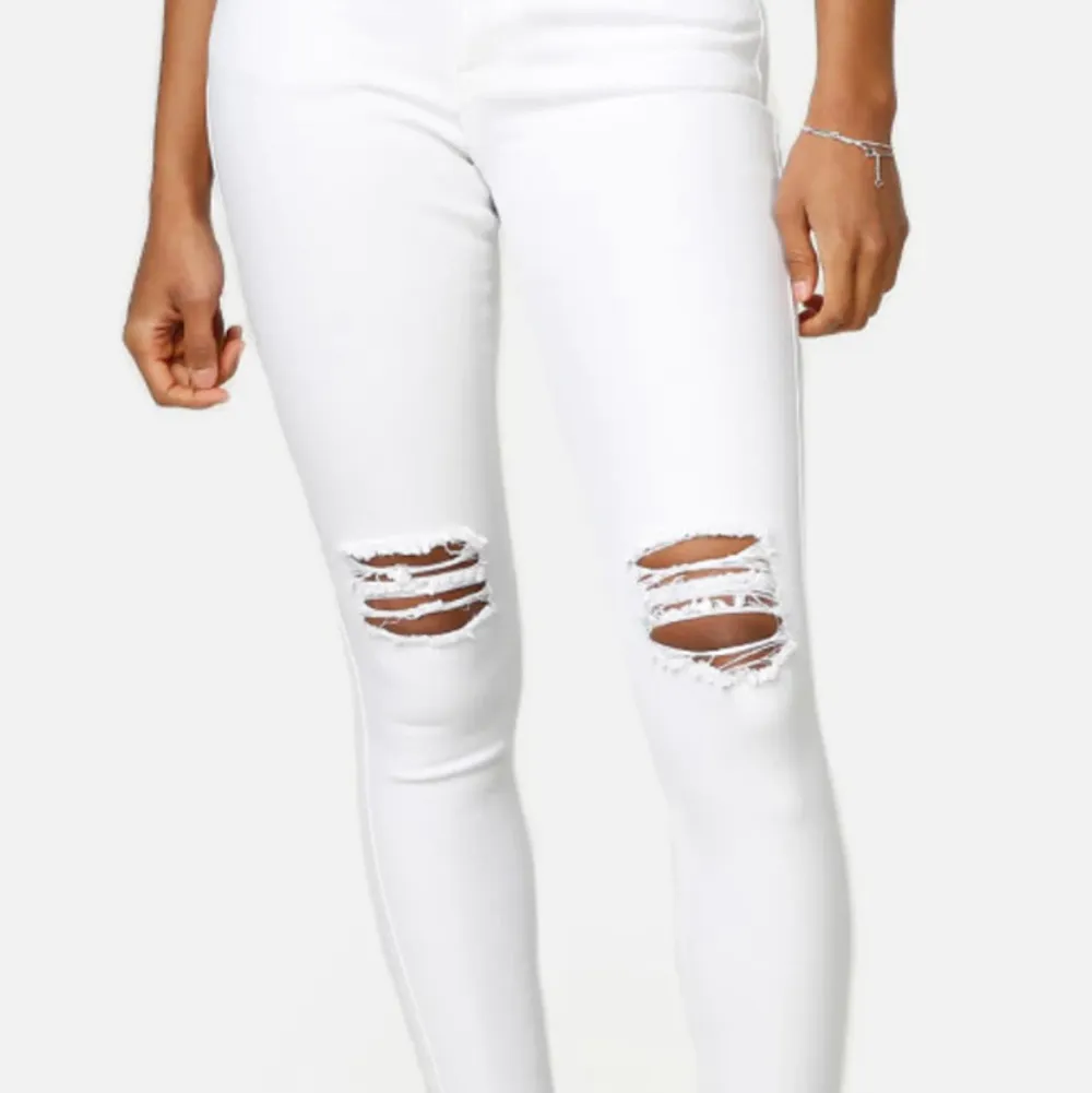 Vita jeans med hål på knäna från Dr Denim, köpta för ca ett år sedan för typ 700 och använda ca 3 gånger. . Jeans & Byxor.