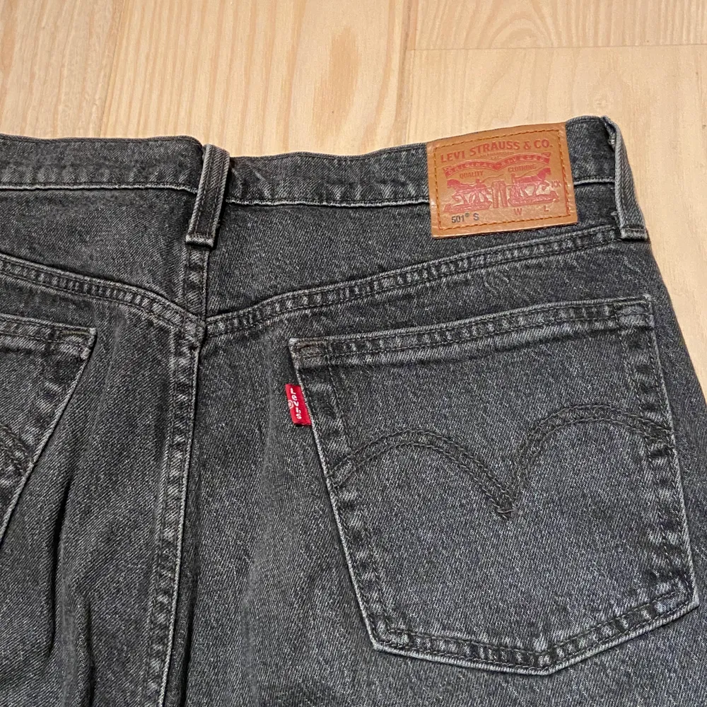 Gråa Levis 501 S Jeans i fint skick. Har knappt använt dem då de är för korta för mig som är 172cm. Frakt tillkommer🌸. Jeans & Byxor.