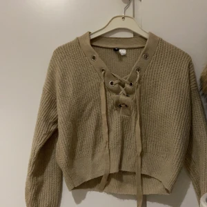 Beige/grå  - Beige/grå tröja perfekt till en kall vår dag 💕