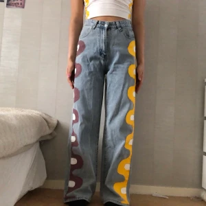 Målade byxor - Byxor från shein jag målat på i en av mina tusen stilbyten så kommer tyvärr aldrig ha på mig dom här. Passar någon som är max 170 kanske 172 om man gillar lite kortare byxor. Jag är 164cm och de släpar något i marken