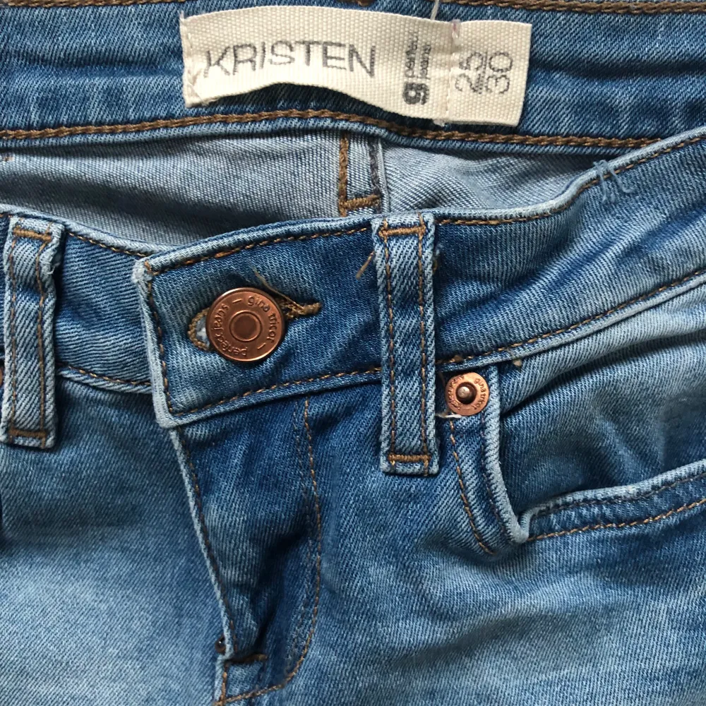 Gina Tricot - modell ”Kristen” I storlek 25/30. Superfina och slitna/håliga. . Jeans & Byxor.