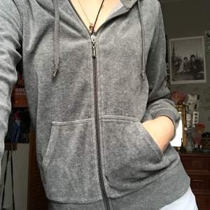Superskön ljusgrå hoodie som knappt är använd