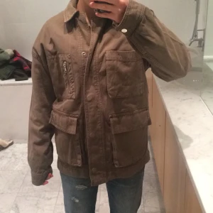 Militärgrön jeansjacka - Säljer denna oversized militärgröna jeans jacka från Topshop. 